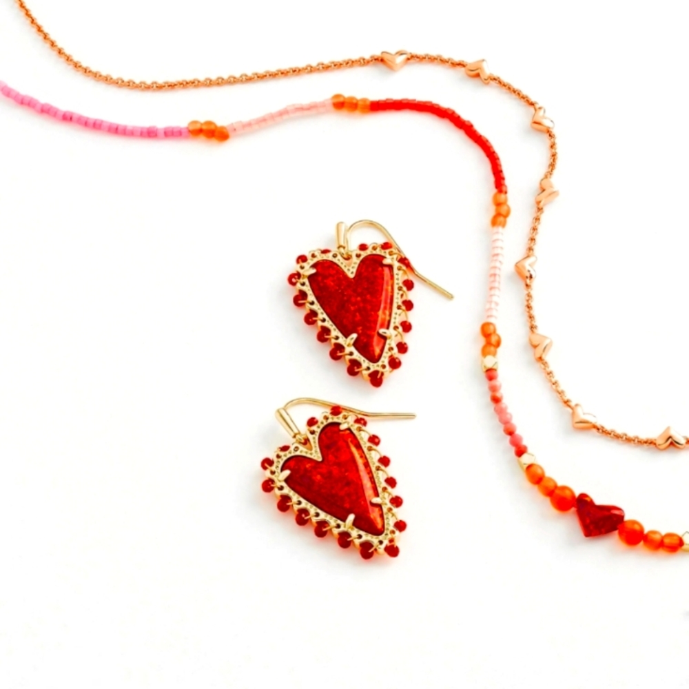KENDRA SCOTTBEADED ANSLEY HEART GOLD DROP EARRINGS IN RED KYOCERA OPAL VALENTINE